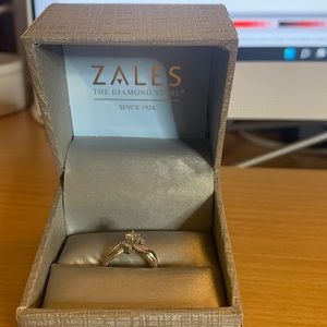 1/4 CT 10KWG wedding set (2 pieces) see photos from Zales originally $879 sz 4.5